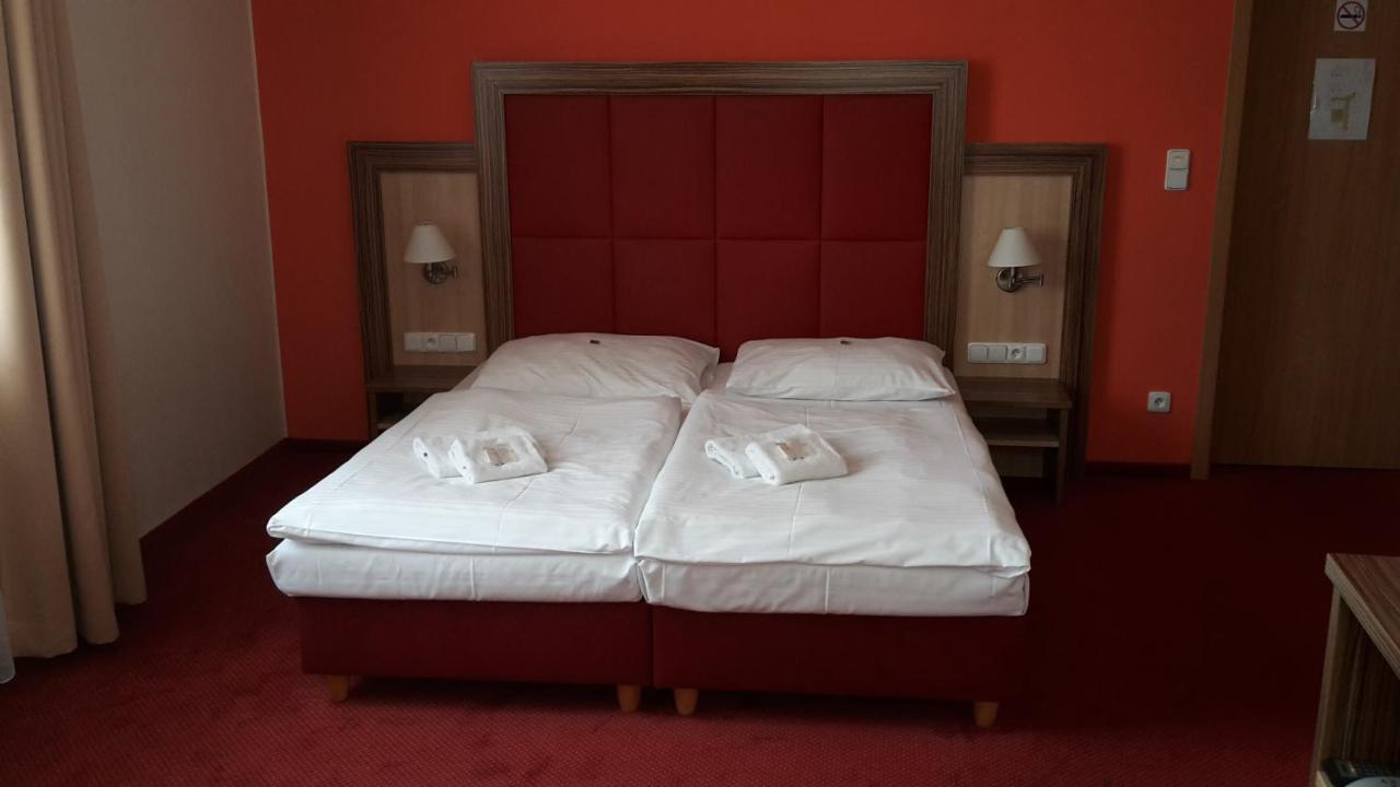 Corner Hotel U Divadla*** - Znojmo Luaran gambar