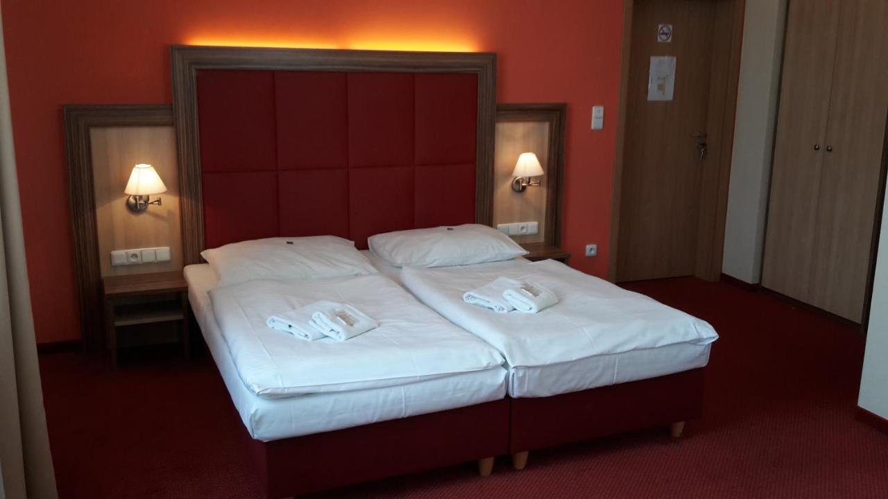 Corner Hotel U Divadla*** - Znojmo Luaran gambar