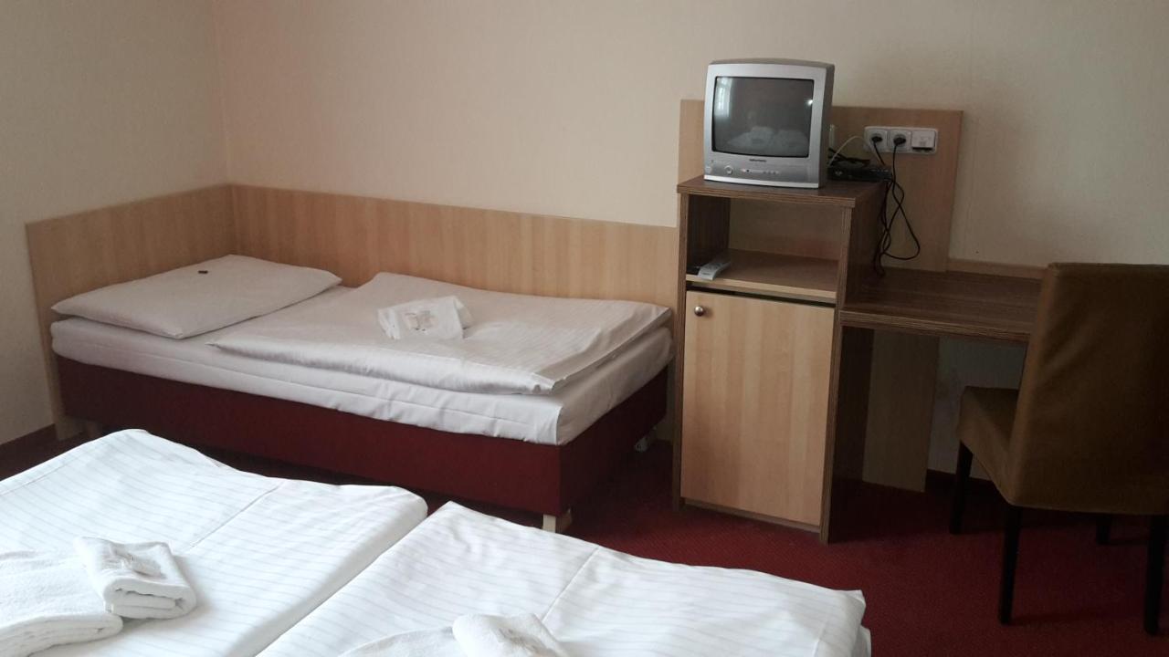 Corner Hotel U Divadla*** - Znojmo Luaran gambar