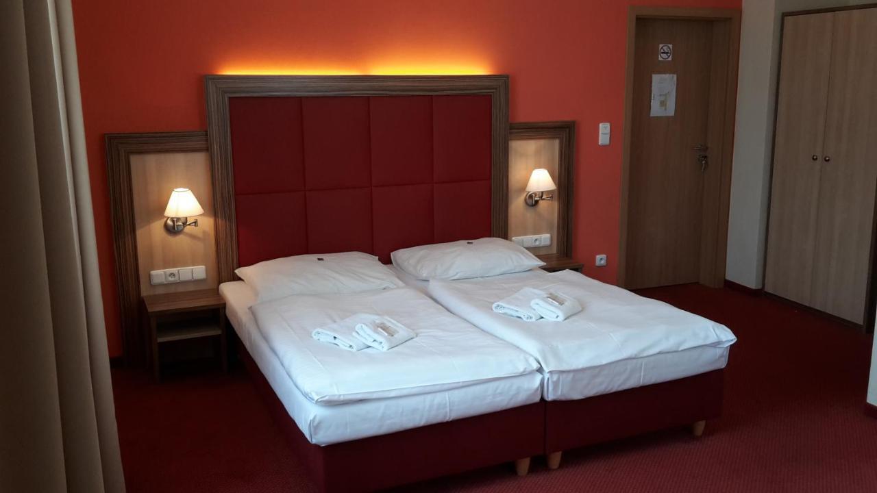 Corner Hotel U Divadla*** - Znojmo Luaran gambar