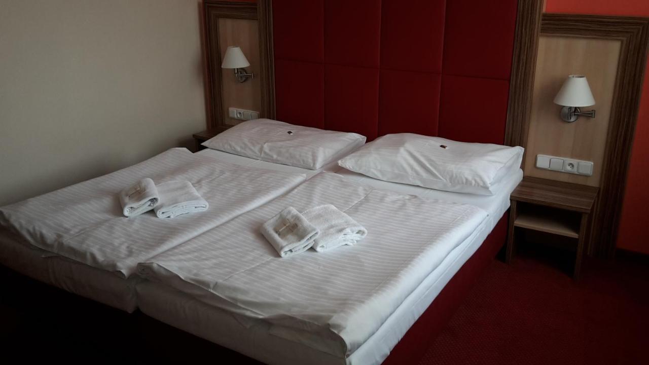 Corner Hotel U Divadla*** - Znojmo Luaran gambar