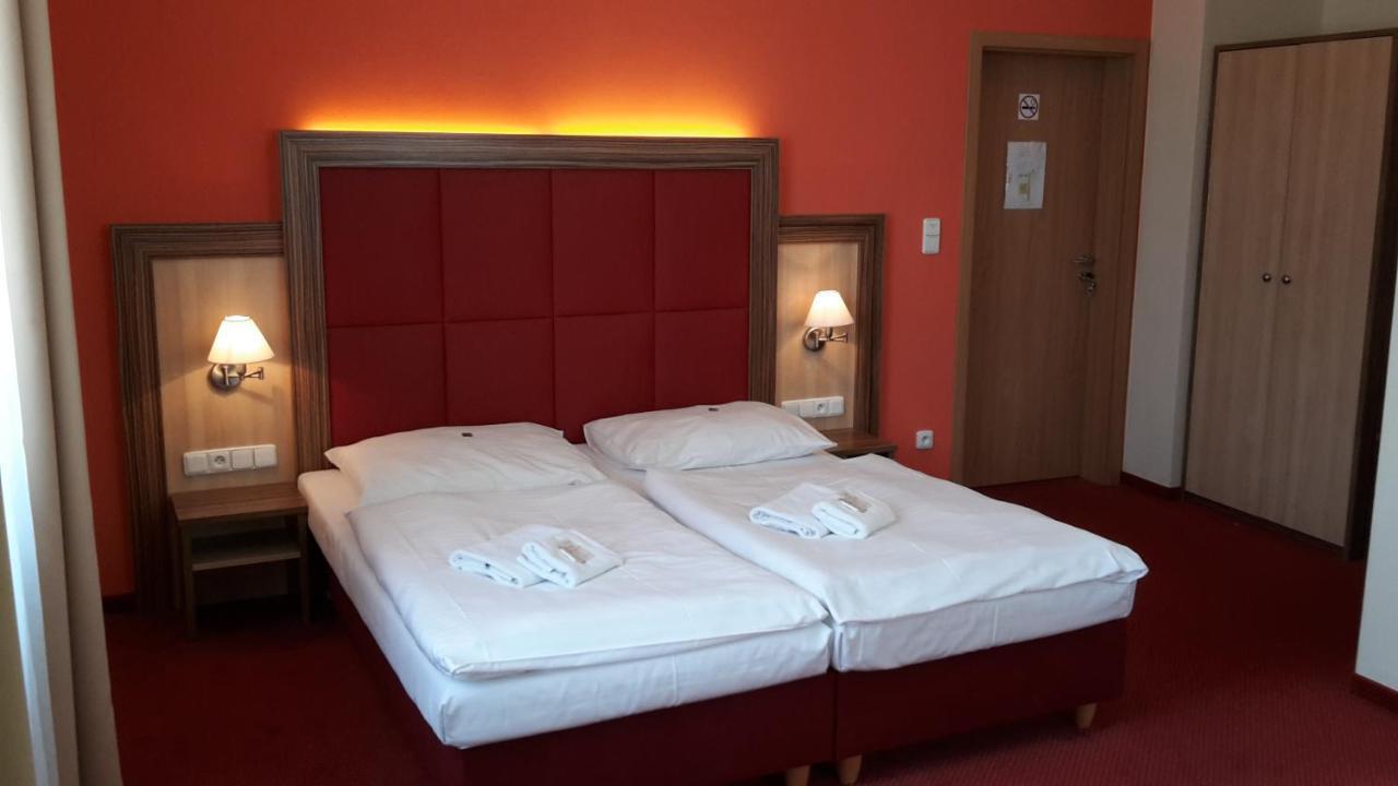 Corner Hotel U Divadla*** - Znojmo Luaran gambar