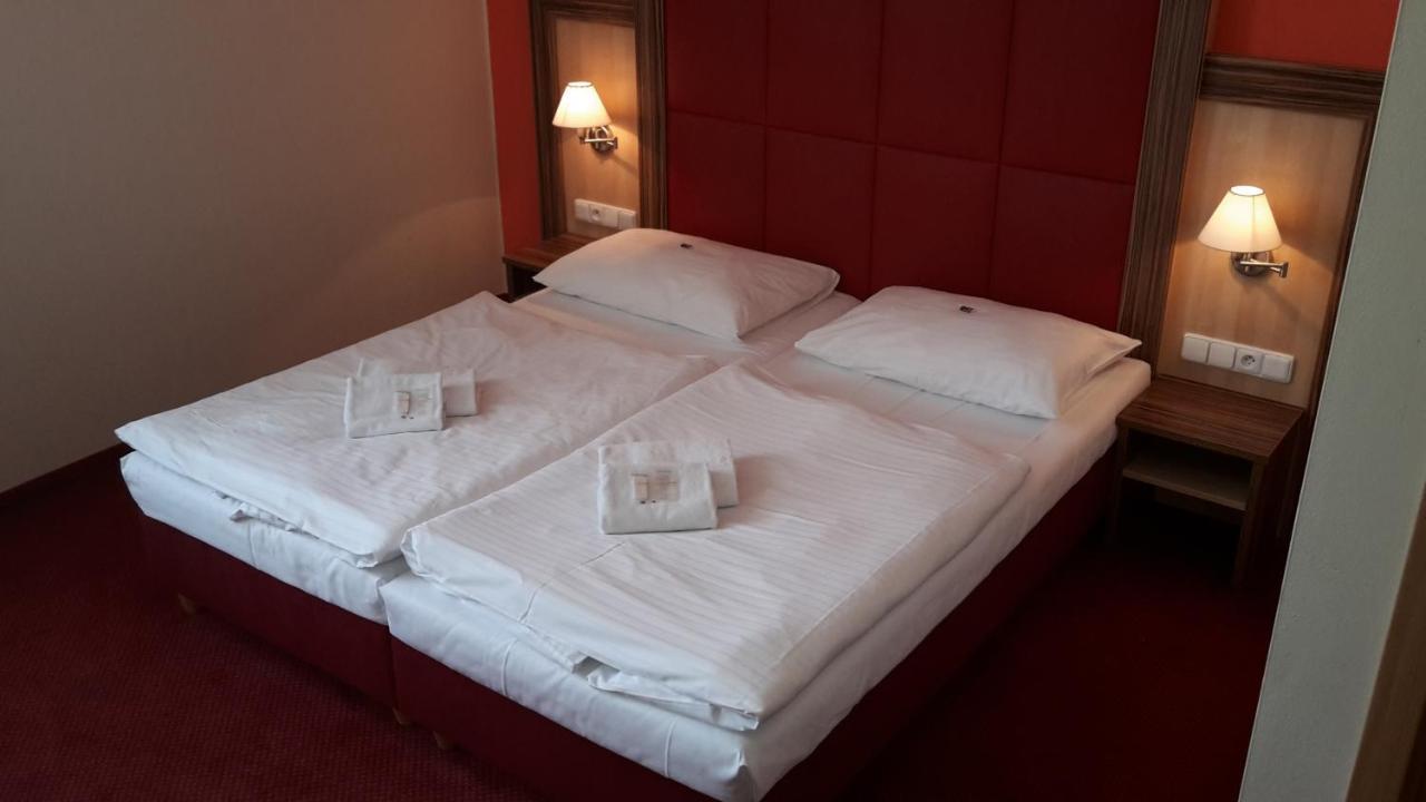 Corner Hotel U Divadla*** - Znojmo Luaran gambar