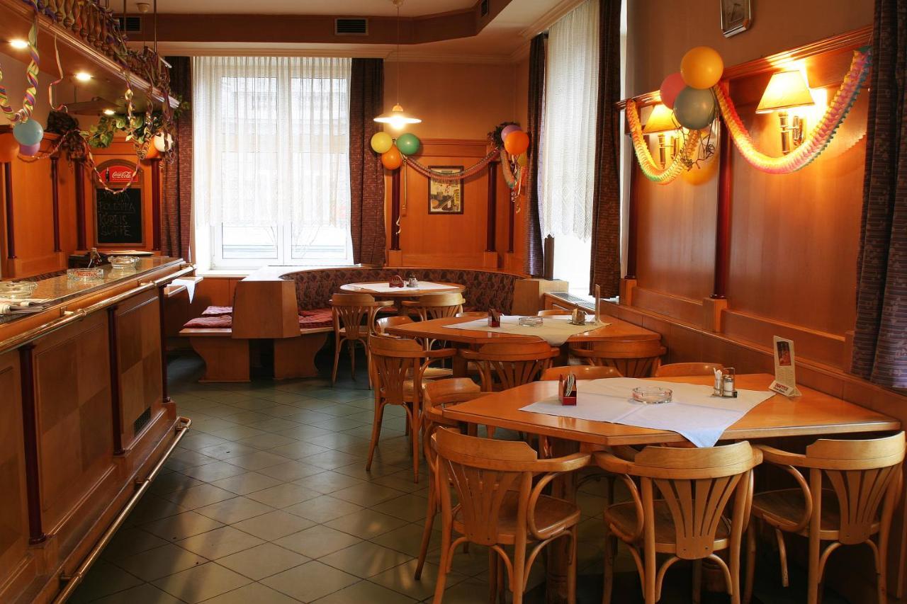 Corner Hotel U Divadla*** - Znojmo Luaran gambar